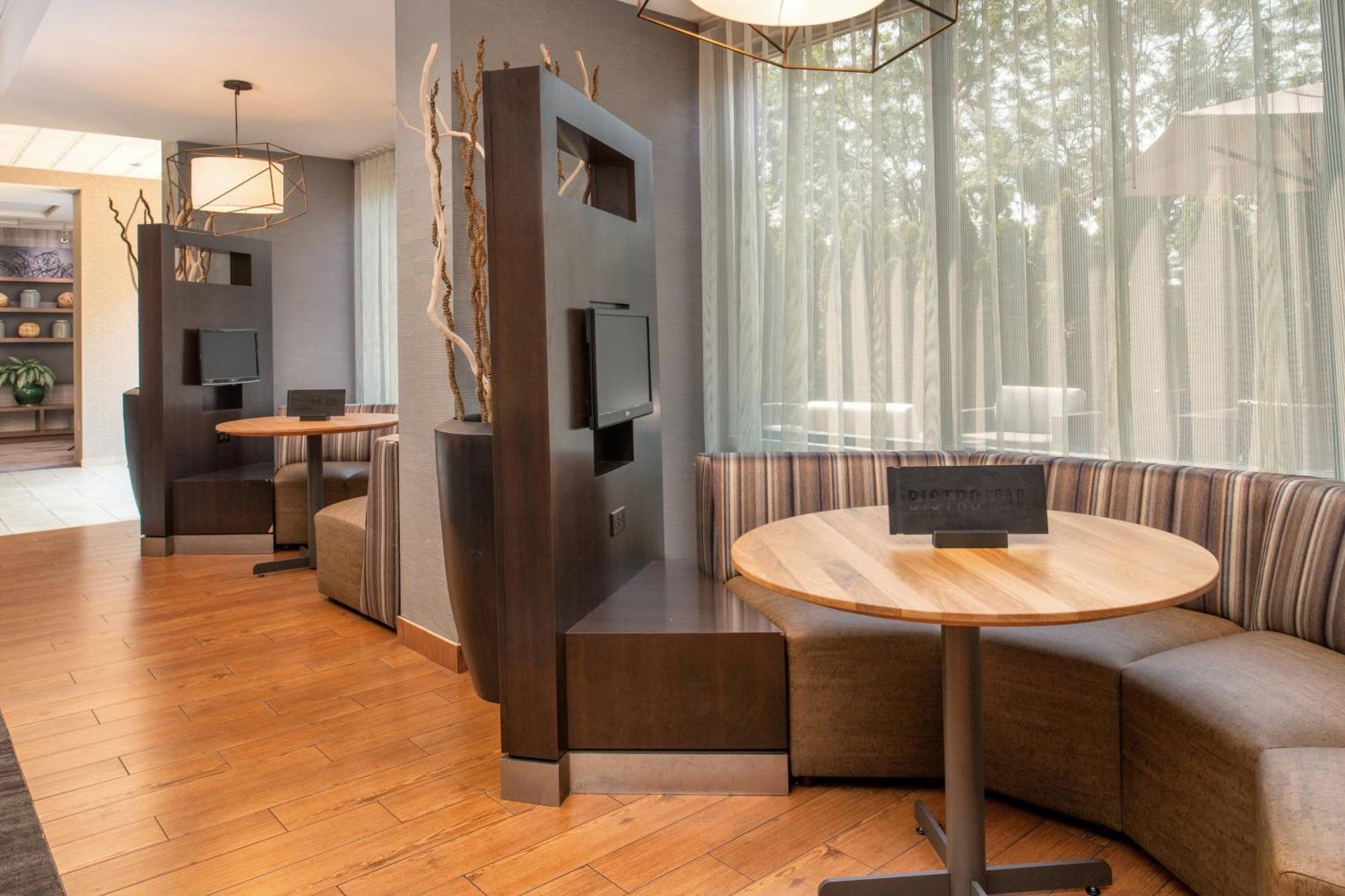 Courtyard By Marriott Portland Airport Hotel Екстериор снимка