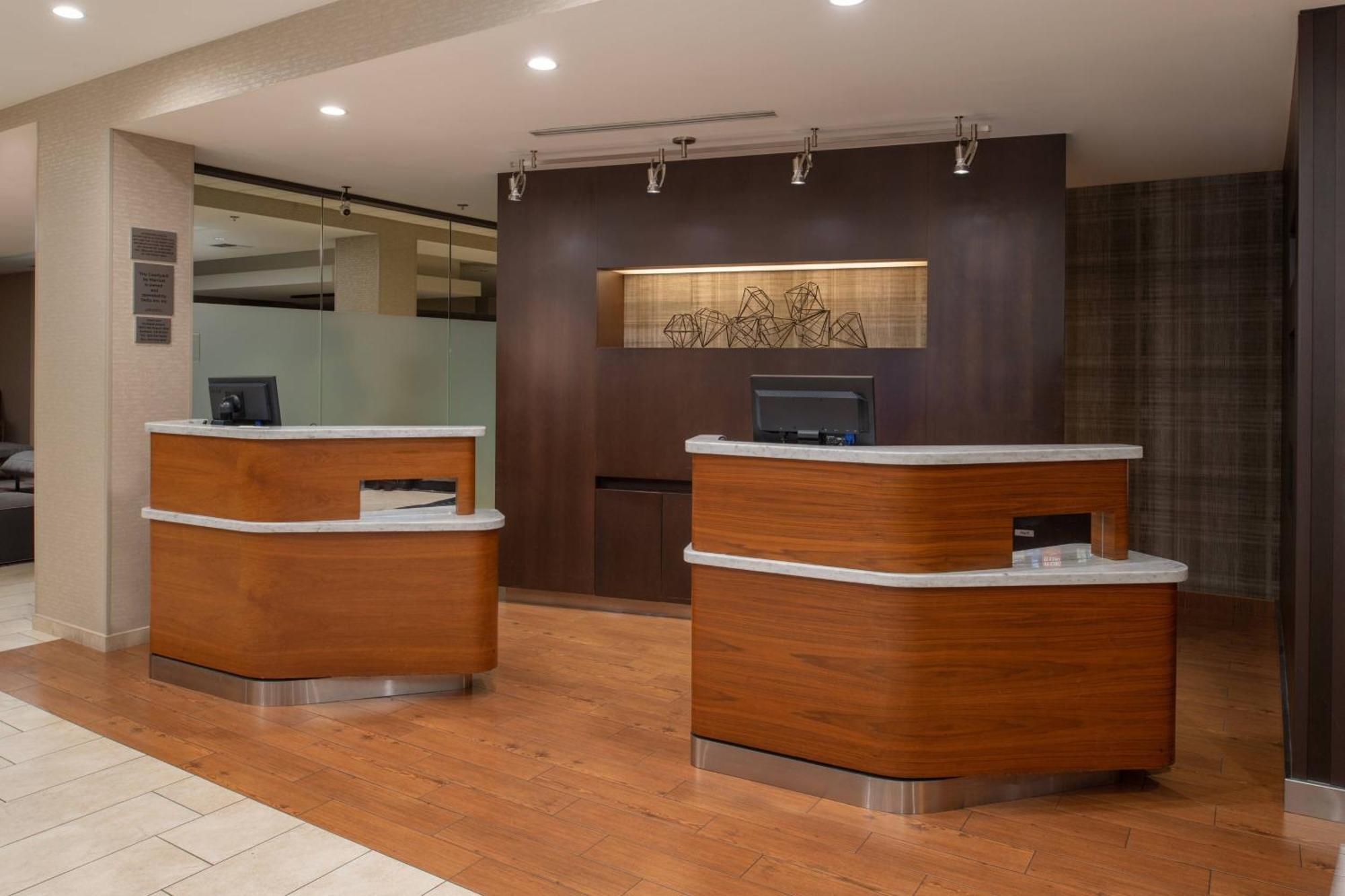 Courtyard By Marriott Portland Airport Hotel Екстериор снимка