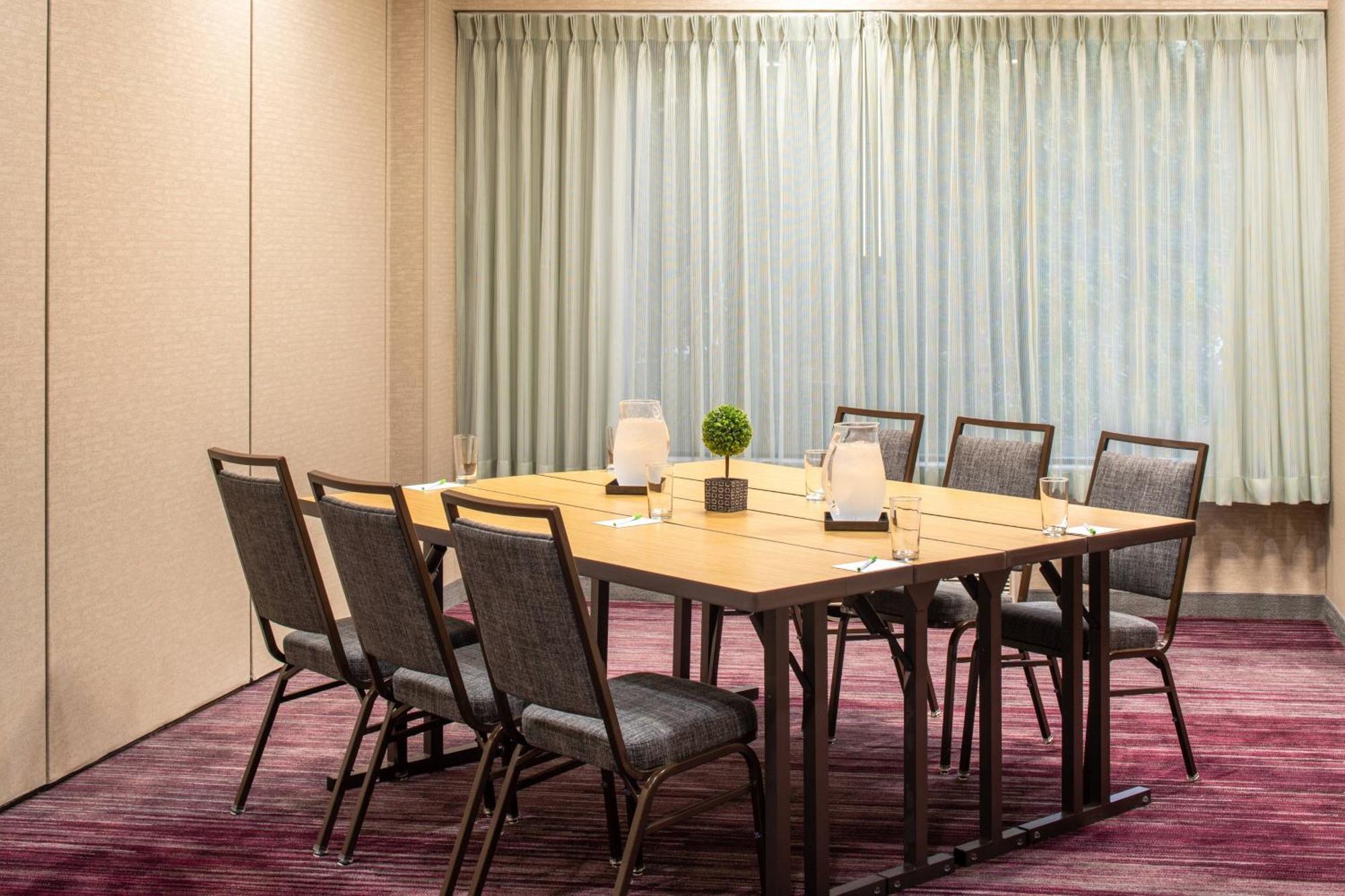 Courtyard By Marriott Portland Airport Hotel Екстериор снимка