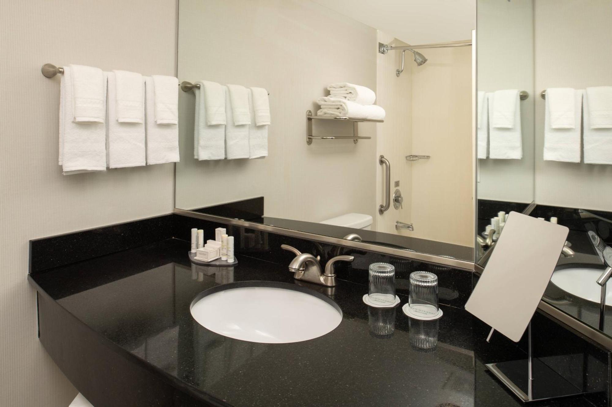 Courtyard By Marriott Portland Airport Hotel Екстериор снимка