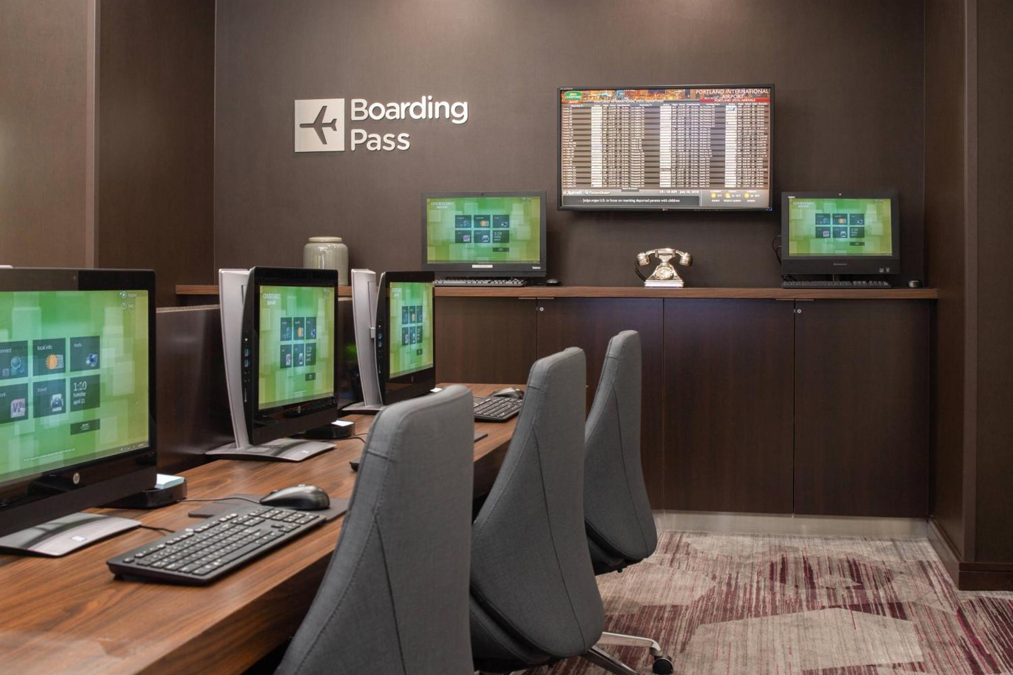 Courtyard By Marriott Portland Airport Hotel Екстериор снимка
