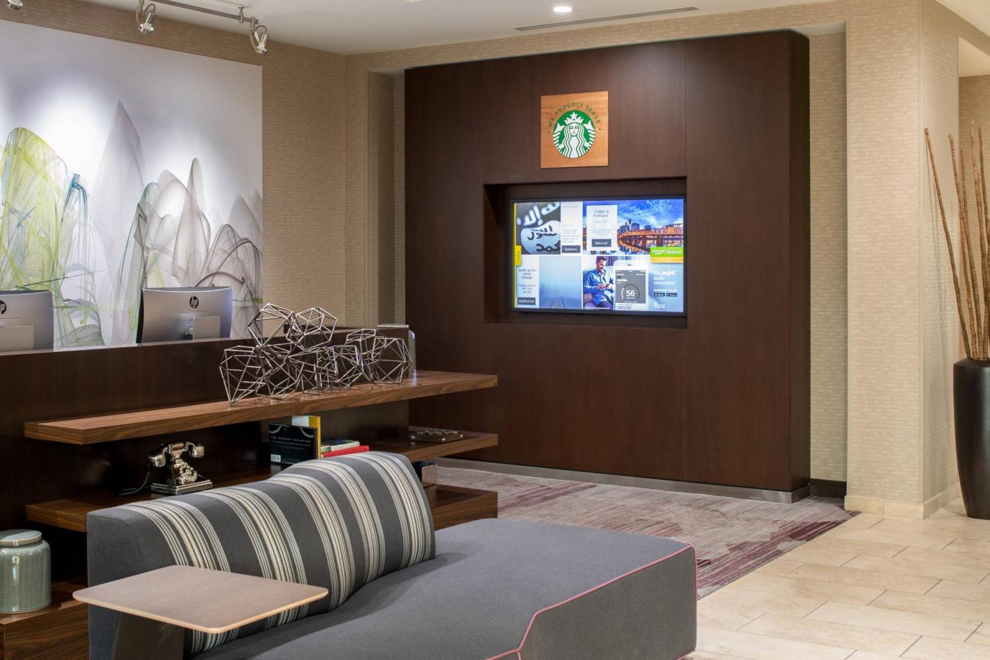 Courtyard By Marriott Portland Airport Hotel Екстериор снимка