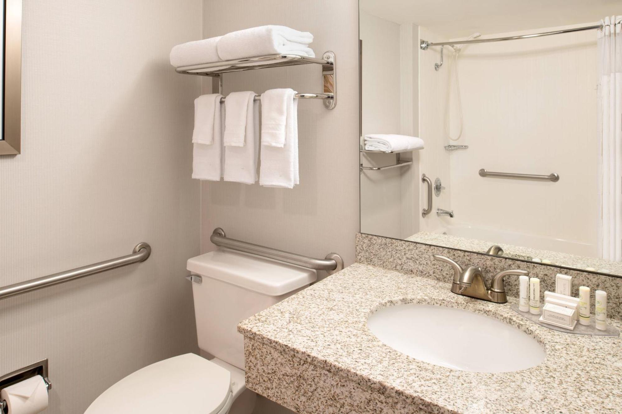 Courtyard By Marriott Portland Airport Hotel Екстериор снимка