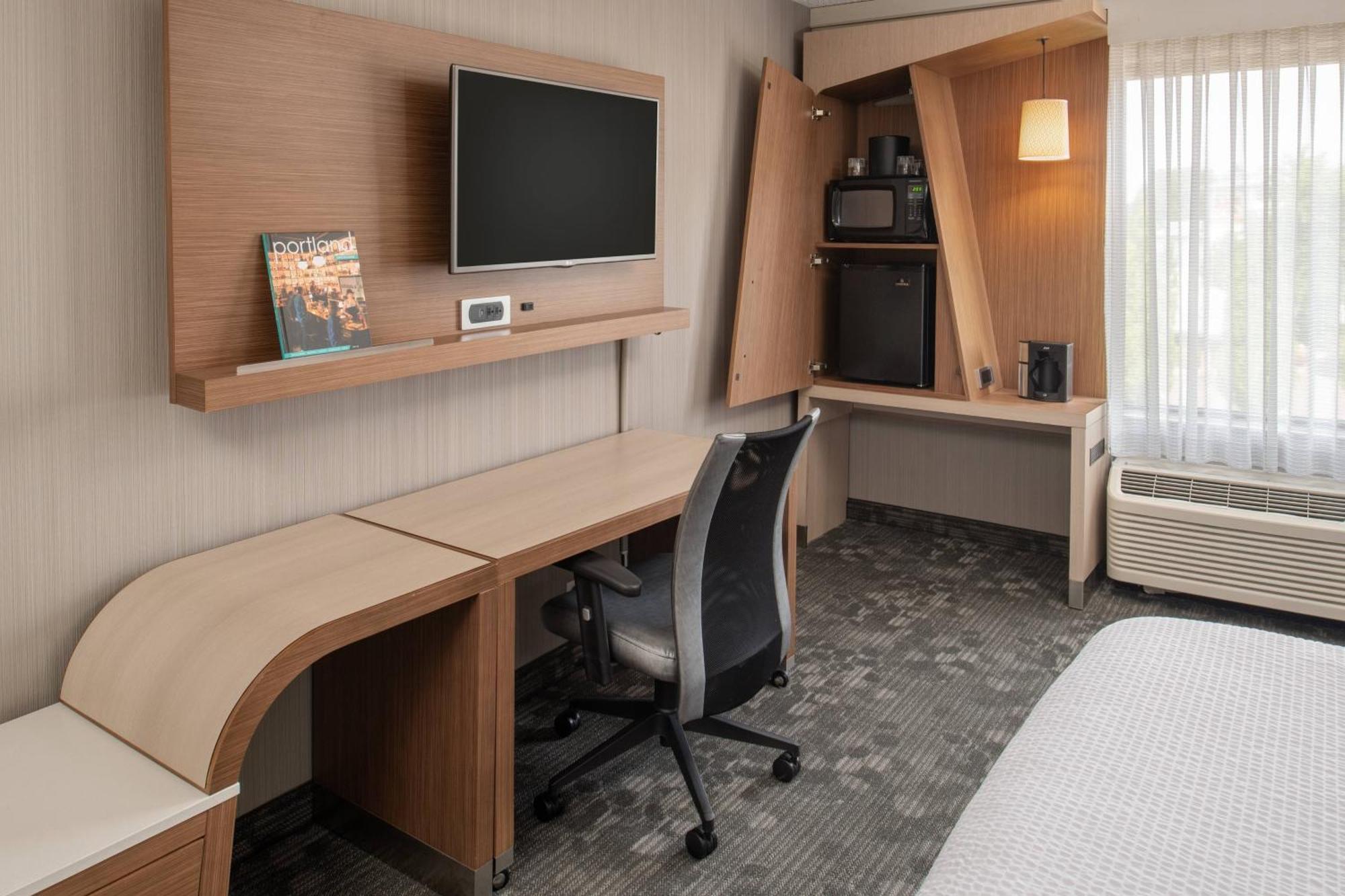 Courtyard By Marriott Portland Airport Hotel Екстериор снимка