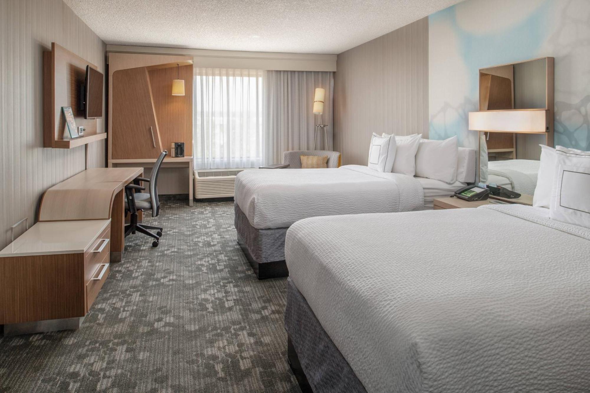 Courtyard By Marriott Portland Airport Hotel Екстериор снимка