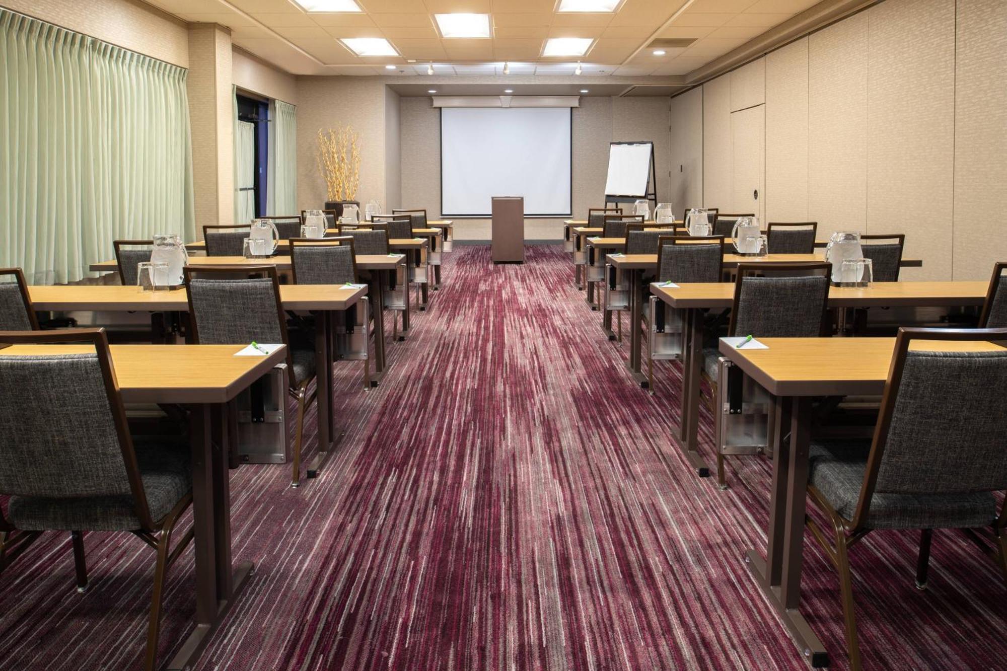 Courtyard By Marriott Portland Airport Hotel Екстериор снимка