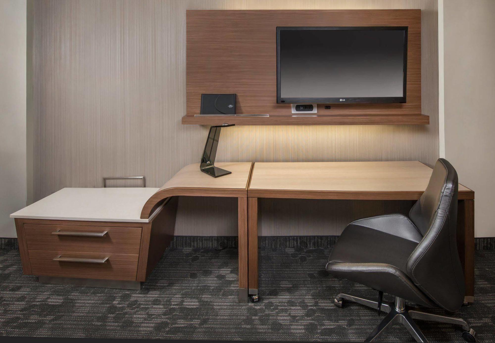 Courtyard By Marriott Portland Airport Hotel Екстериор снимка