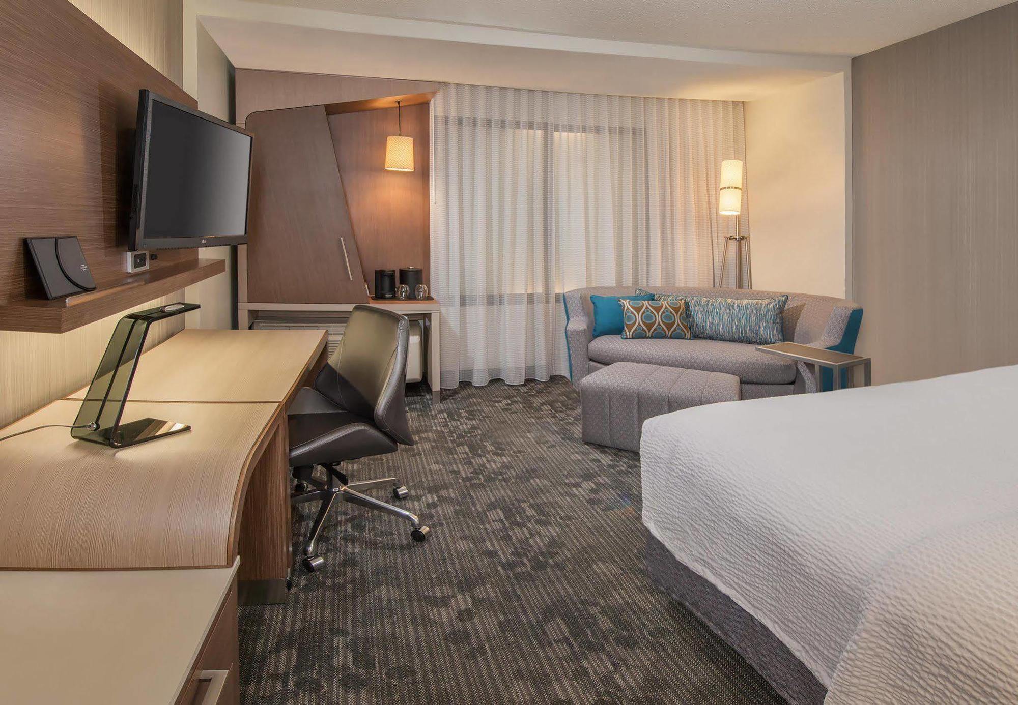 Courtyard By Marriott Portland Airport Hotel Екстериор снимка