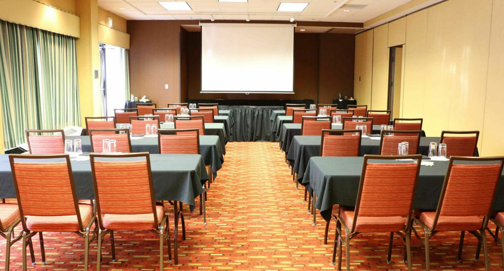 Courtyard By Marriott Portland Airport Hotel Екстериор снимка
